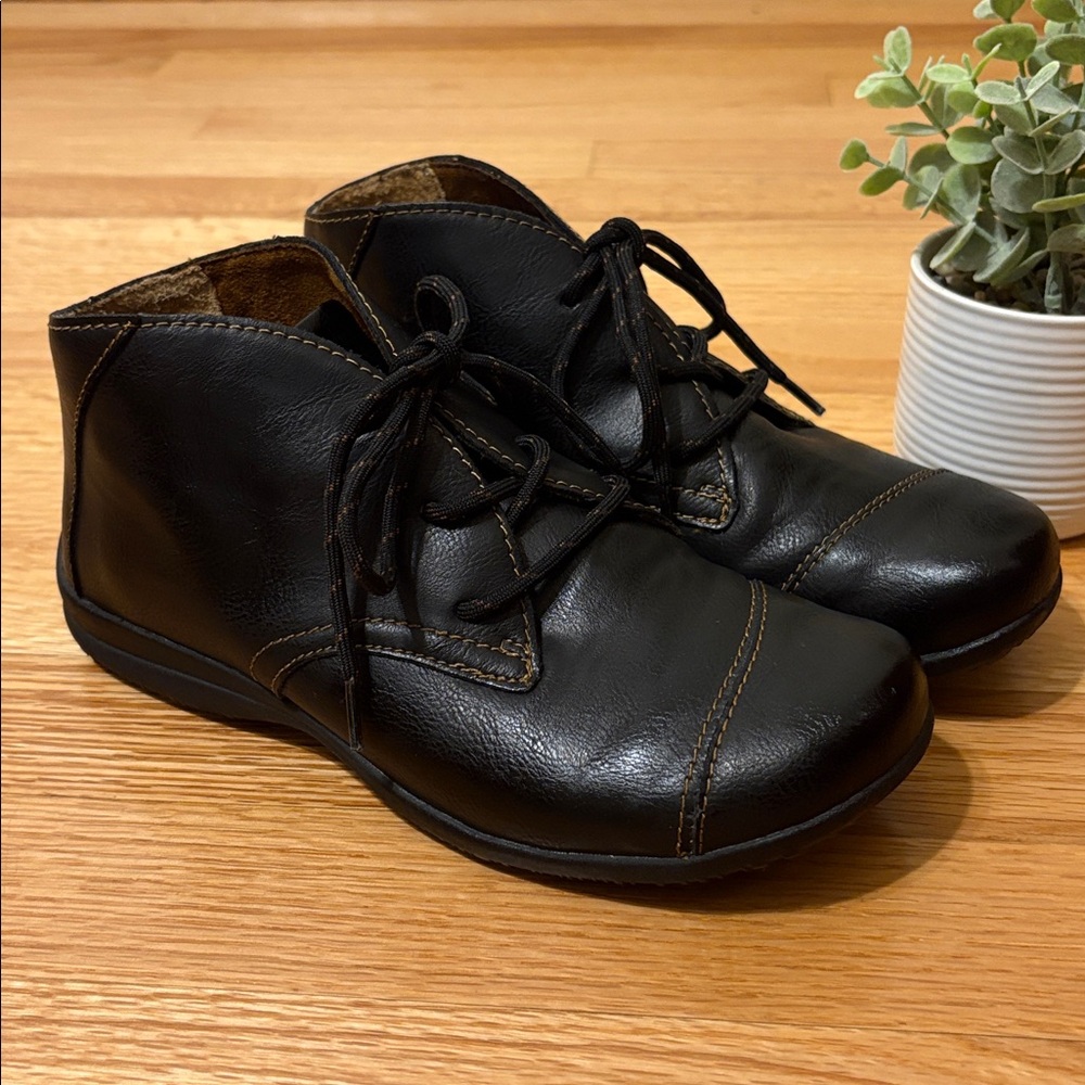 b.o.c. Black Leather Sabelle Lace Up Ankle Boots Size 6